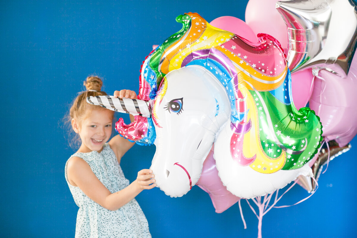 София любит танцевать, рисовать, а Бабушка у нее не подружилась с рыбами.