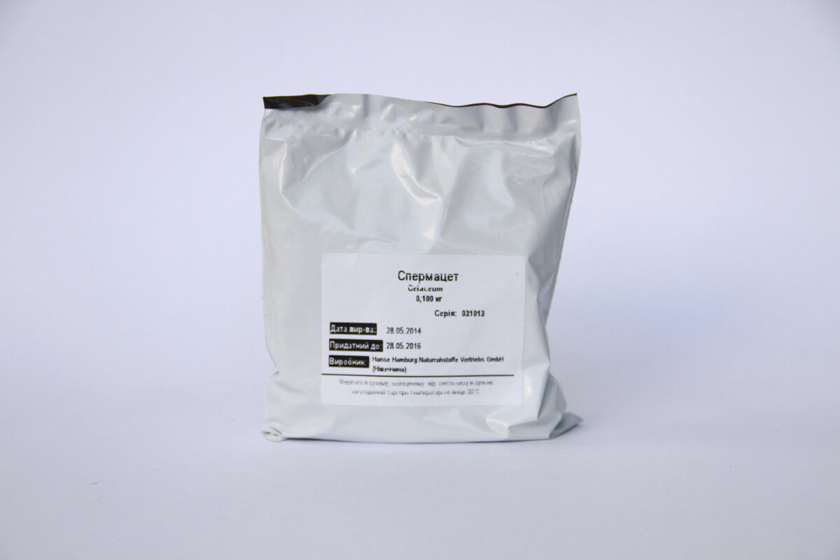 Главный компонент спермацета — цетилпальмитат (C15H31CO2C16H33), сложный эфир цетилового спирта и пальмитиновой кислоты. 