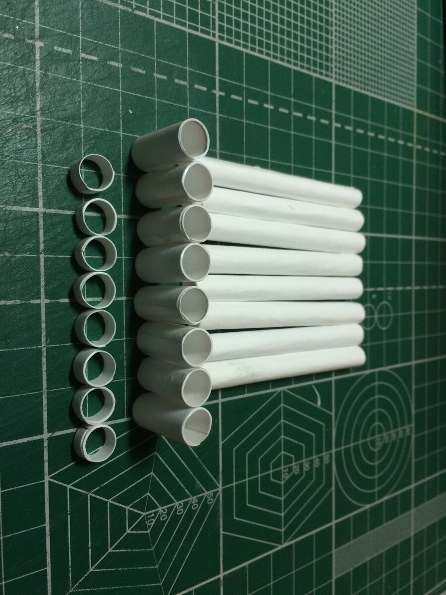 Получаем вот такие гильзы-заготовки. Я думаю, в детских садах на занятиях по труду многие такое делали.