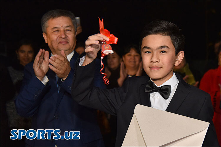 Жавохир Синдаров с ключами от новой квартиры. Фото с сайта Sports.uz
