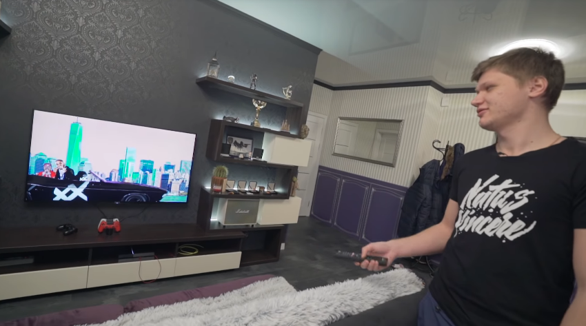 Саня включает клип на YouTube