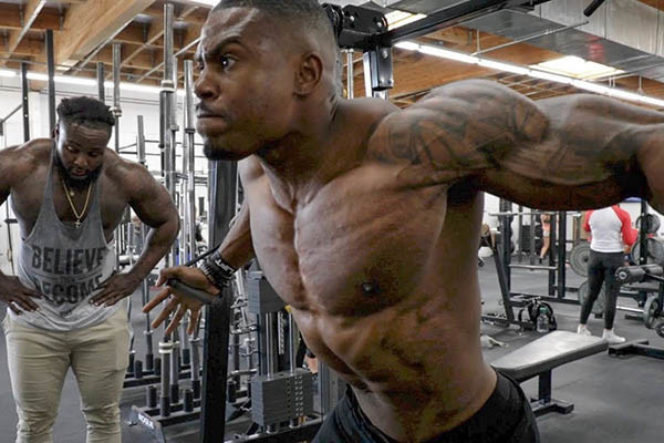 делай как я, бро, тяжело трудись, используй мой протеин и мои фирменные шейкеры — успех тоже ждет тебя