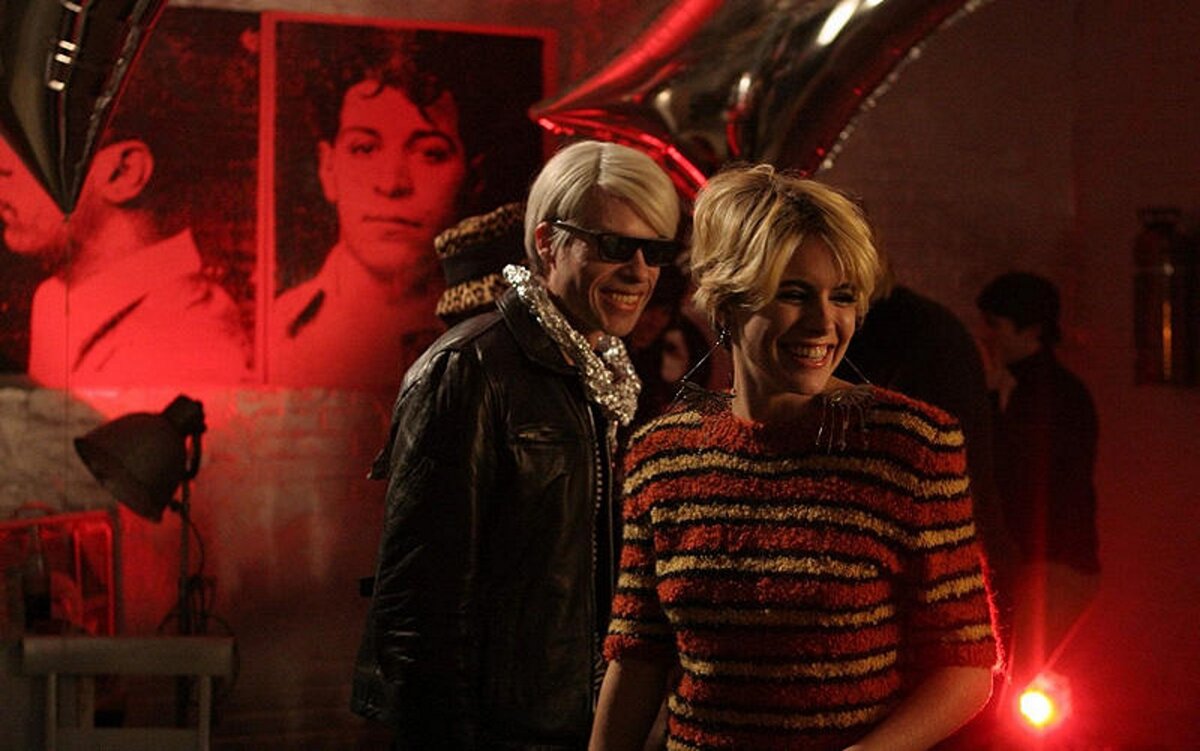 Гай Пирс (Guy Pearce) в роли Энди Уорхола и Сиенна Миллер (Sienna Miller) в роли Иди Сэджвик 