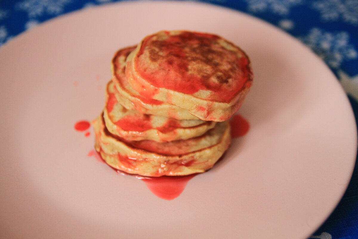 Самые вкусные и ароматные банановые оладьи получаются из перезревших бананов, тех, которые уже потемнели или откровенно почернели. 