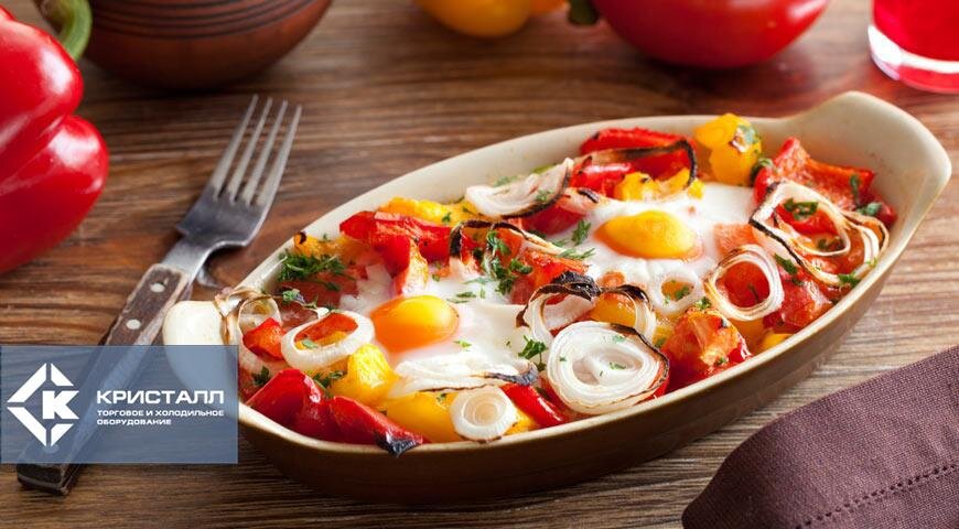 Брынза запечь. Блюда болгарской кухни. Яичница с брынзой и помидорами. Яичница по болгарски. Яйца с помидорами.
