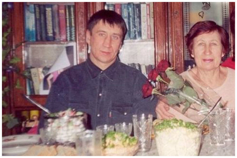Юрий со своей мамой.        Источник фото: gapp.az