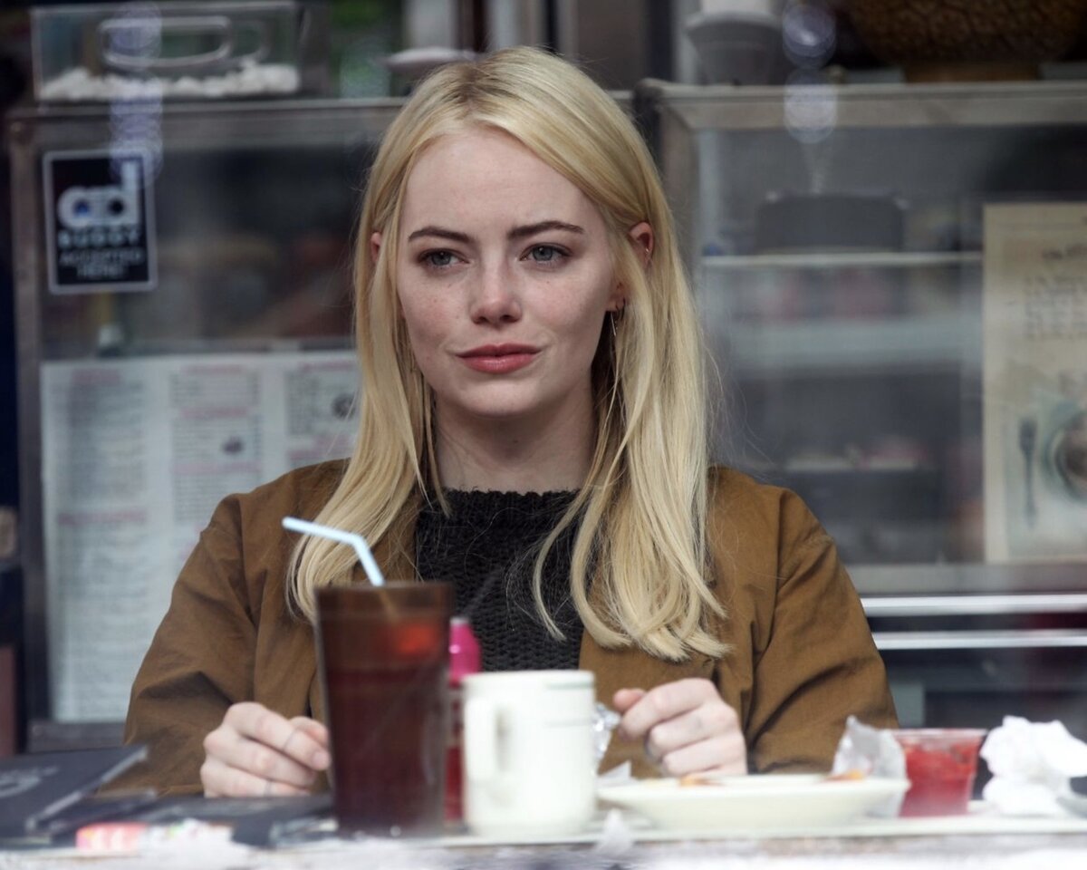 Крышесносная Эмма Стоун в сериале про испытания каких-то садовых лекарств