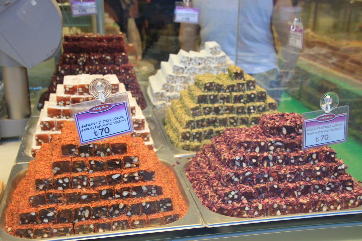 вкусный стамбул. стрит фуд в стамбуле. турецкая уличная еда. восторг султана турецкое блюдо. гранд базар стамбул сладости.