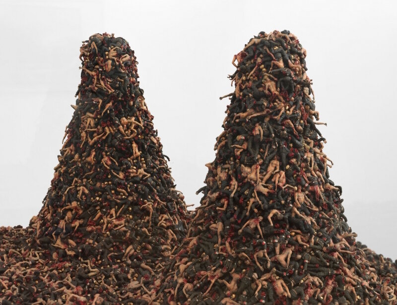 Братья Чепмены "Nein! Eleven?" (2013 г.) - на террористические акты 11 сентября 2001 года в США - стекловолокно, пластик, смешанная техника