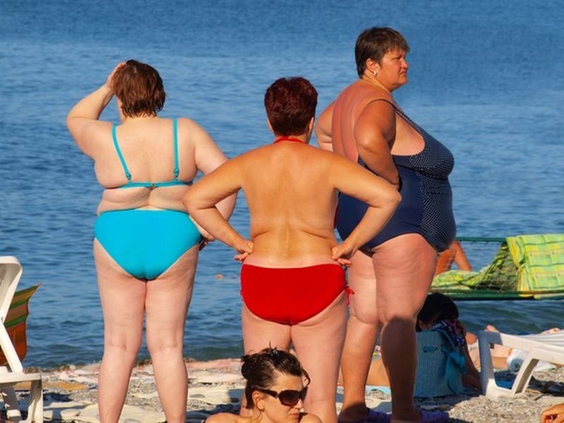 Тетушки толстого. Толстие женшини на пляже.