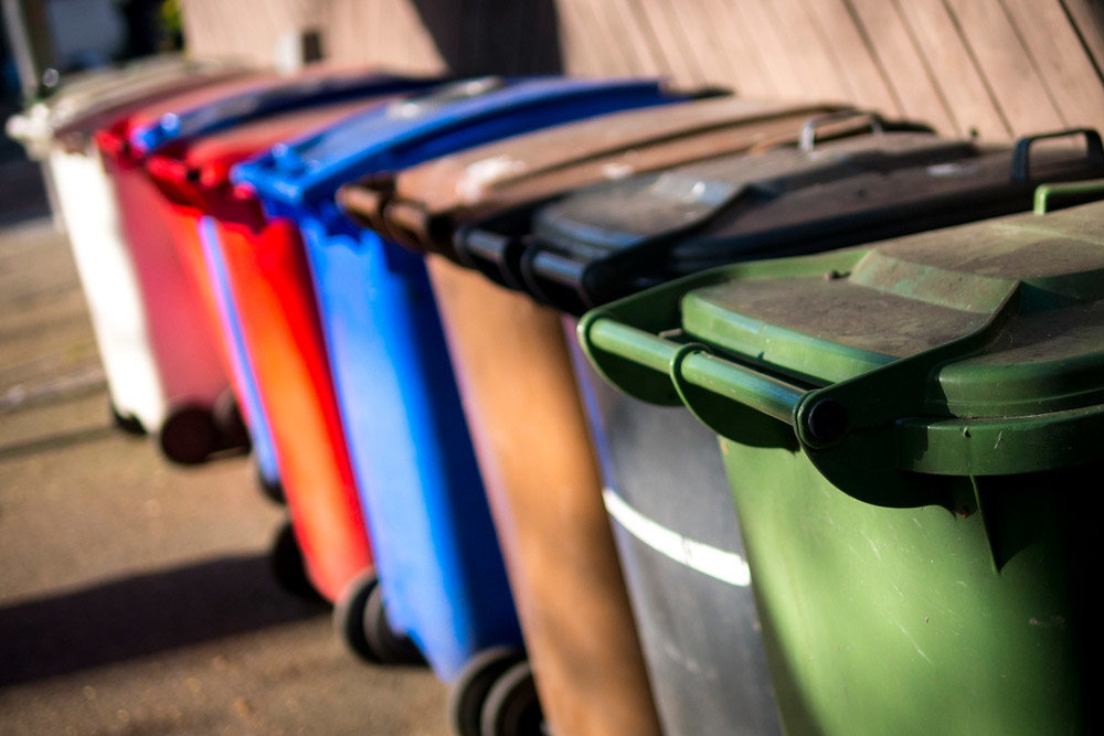 Текст:   Ольга Бухарова      3 11      Переход  на новую систему обращения с твердыми коммунальными отходами (ТКО) в  российских регионах совпал с периодом повышенной нагрузки на службы,  которые занимаются вывозом и утилизацией мусора. Речь идет о  продолжительных январских праздниках.     Фото: iStock   