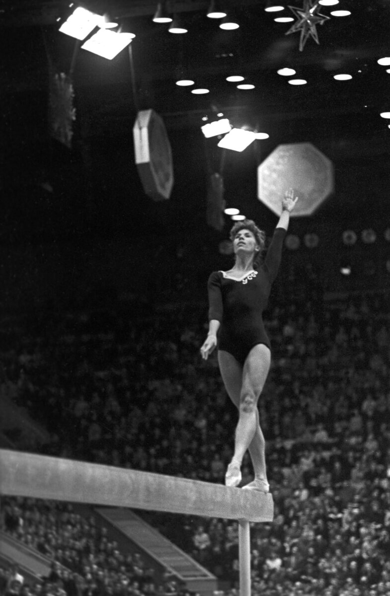Латынина какой вид спорта. Латынина Лариса спортивная гимнастика. Лариса семёновна Латынина. Лариса Латынина 1956. Лариса Латынина 1958.