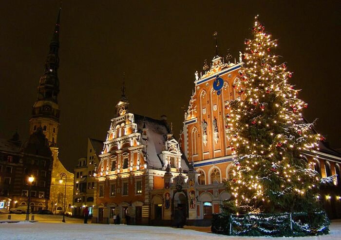 Возьмем хотя бы Ригу. Этот город без преувеличения можно назвать  музеем под открытым небом. Ценители искусства буквально в каждом рижском  доме, в каждом памятнике, каждом камне мостовой смогут увидеть  неповторимый мир прекрасного. Особенно приятно будет, после суеты  современного мегаполиса, окунуться в степенное и полное какого-то  внутреннего очарования спокойствие зимней Риги. 

 
В общем, новогодние туры,  как в Прибалтику, так и по другим местам из категории – туристические  маршруты на Новый Год, - это отличная альтернатива надоевшему оливье и  "голубому огоньку". Сомневаетесь? Право ваше, но помните, тех кто не  сомневается очень много, и если не заказать новогодний тур заранее,  вполне можно опоздать. 
 