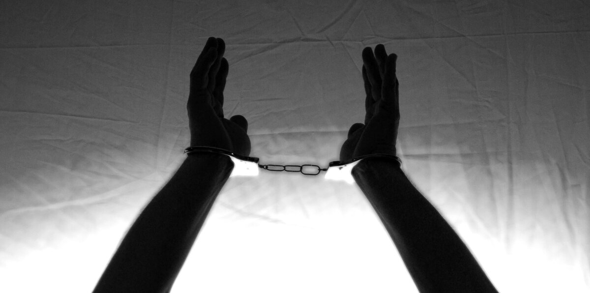 Подозрения сковывают человека. Ему начинает казаться что абсолютно все плохие. А он один в белом плаще, под дождем грустный стоит.