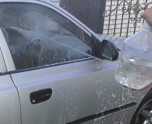 Если вы хотите помыть автомобиль а  у вас ограниченное количество воды , то сделайте себе мойку . Вам понадобится компрессор и бутылки. Для начала понадобится крышка и сосок для бескамерки , проделываем отверстия по диаметру посадочного места соска , затем вставляем и для надежности закрепим термоклеем . Тоже самое проделываем с крышкой для 5 литров . В бутылках внизу делается маленькое отверстие . 