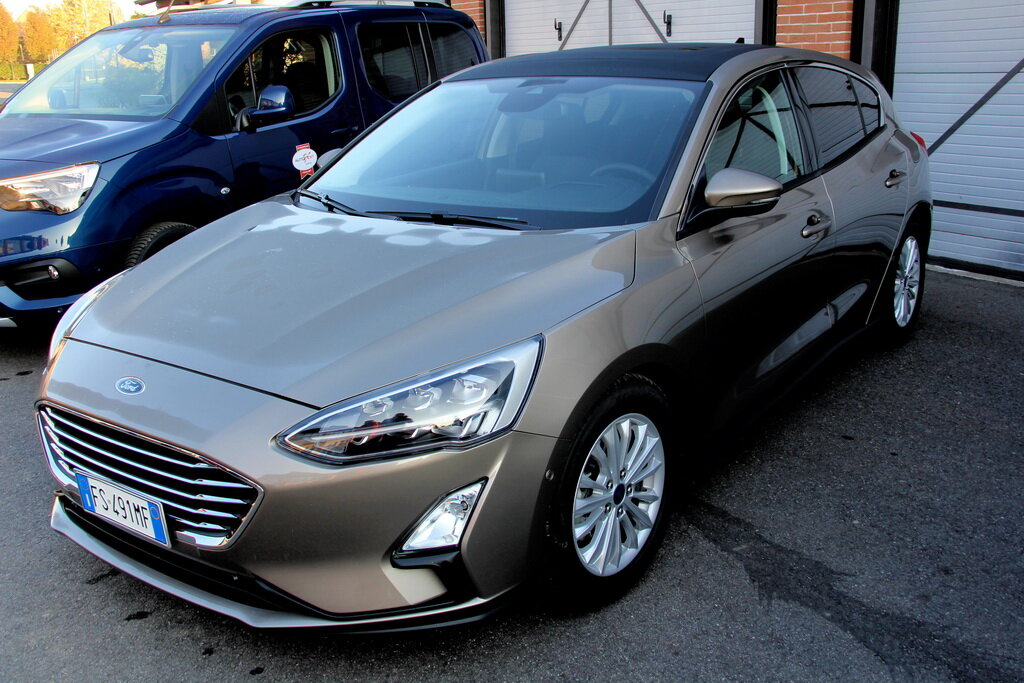 Форд Фокус (Ford Focus) 4-го поколения – первый Ford, построенный на новой платформе C2. В длину хэтчбек подрос на 18 мм, по высоте стал ниже на 15 мм, в ширину без зеркал прибавил 2 мм.