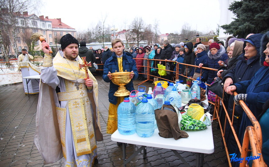 Святая вода: что с ней можно делать, а что нельзя - Российская газета