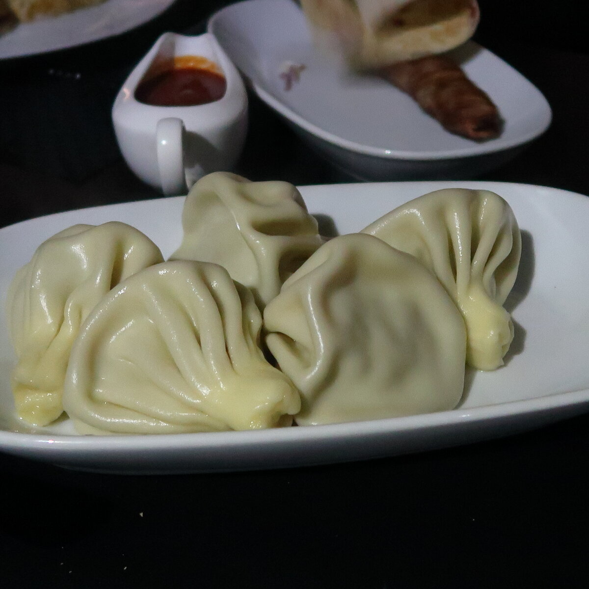 Хинкали с мясом в ресторане "Акхалигемо" в Тбилиси. Грузия.