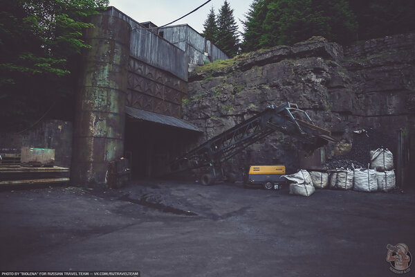 Нашли заброшенную угольную шахту с кучей ржавой техники на входе!