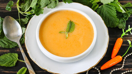 1. Морковный суп-пюре с куриной грудкой. Вам понадобятся: морковка (2 шт.), вареная куриная грудка  (100-120 грамм), репчатый лук (1 шт.), чеснок (5 зубчиков), томатная  паста (2 ст. ложки), укроп, растительное масло (1 ч. л.), соль, перец –  по желанию. Приготовление: варим морковь и репчатый лук пока они не  станут мягкими (чтобы морковка быстрее сварилась, нарежьте ее небольшими  кусочками). После того, как овощи будут готовы, сливаем лишнюю воду,  добавляем чеснок, томатную пасту, и при помощи блендера измельчаем все  до образования пюреобразной массы. Затем нарезаем куриную грудку и  укроп, кладем в суп-пюре. Солим, перчим, добавляем растительное масло и  все хорошенечко перемешиваем ложечкой.