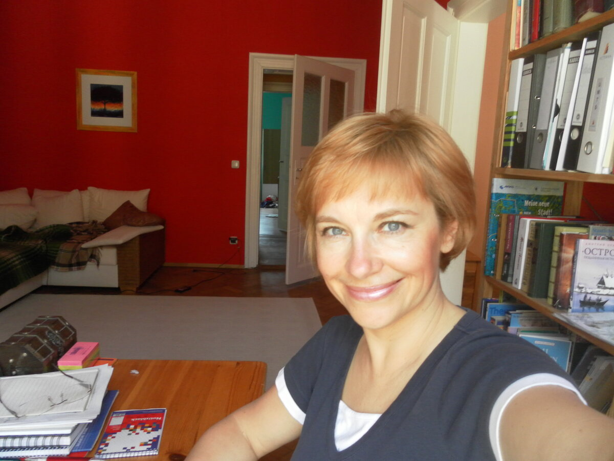 Книжные шкафы ломятся от папок и бумаг.