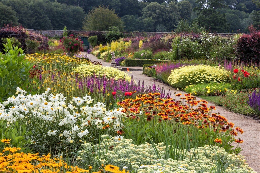 Миксбордеры в Heimsley Walled Garden.Фото с Яндекс картинки.