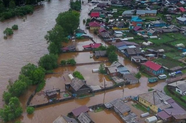 Река Ия прорвала дамбу и затопила территорию города.