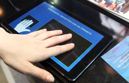 Денежные артерии: банкоматы выдадут купюры по рисунку венВТБ и Тинькофф-банк изучают вопрос переоборудования АТМ для проверки граждан по ладони