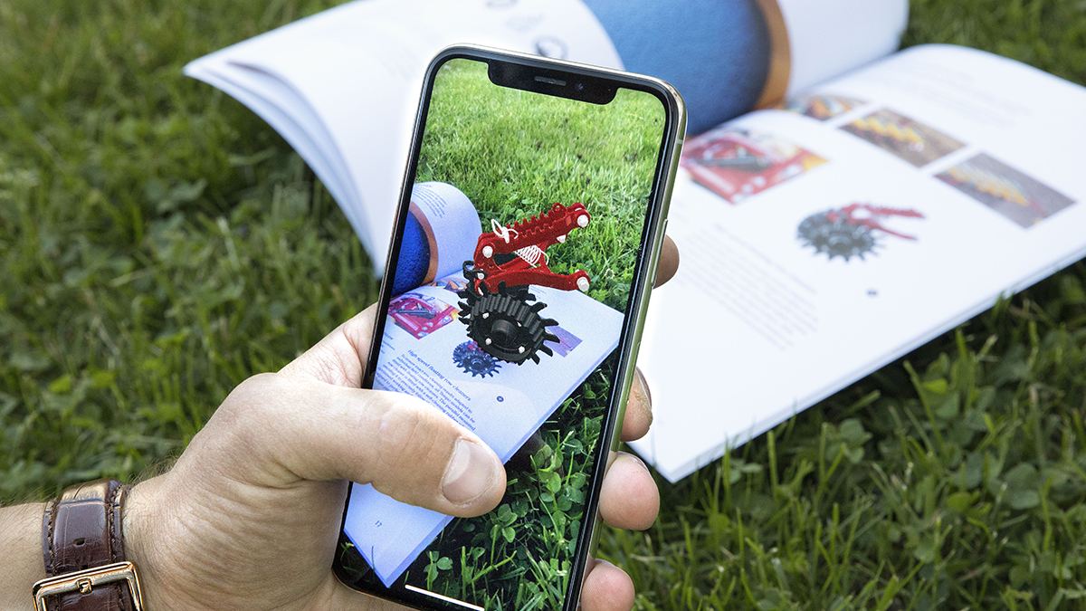 Дополненная реальность — это среда, в реальном времени дополняющая физический мир, каким мы его видим, цифровыми данными с помощью каких-либо устройств — планшетов, смартфонов или других, и программной части. 