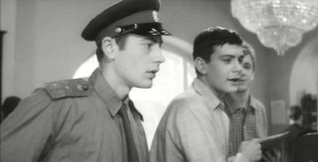 Валентин Смирнитский (слева) в фильме «Я шагаю по Москве». Кадр из фильма