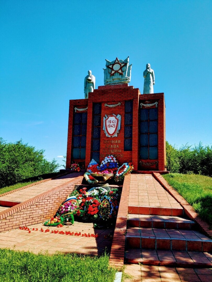 Крутиха алтайский край. Село Крутиха Алтайского края. Село Крутиха Алтайский край Крутихинский район. Памятники Победы Алтайский край. Достопримечательности села Крутиха.