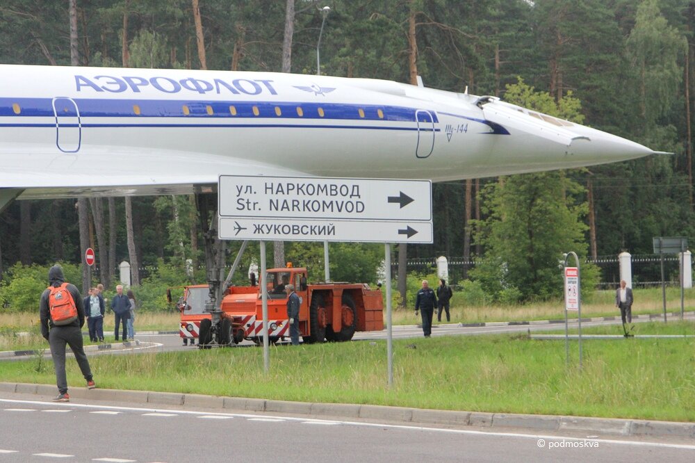  Жуковский, 16 июля 2019 года. Буксировка самолета Ту-144 на место установки.