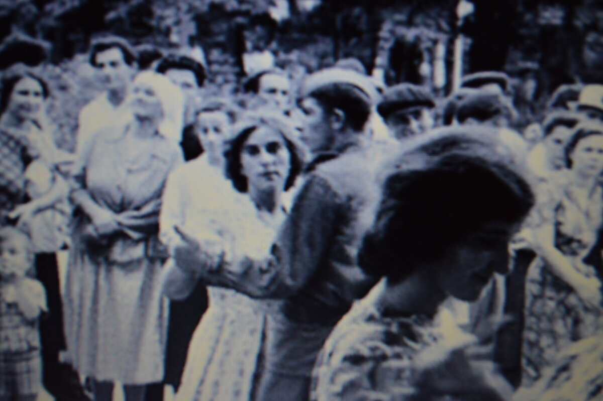 Под военные печальные марши танцевали в основном женщины с женщинами.мужчины все ушли на фронт.  