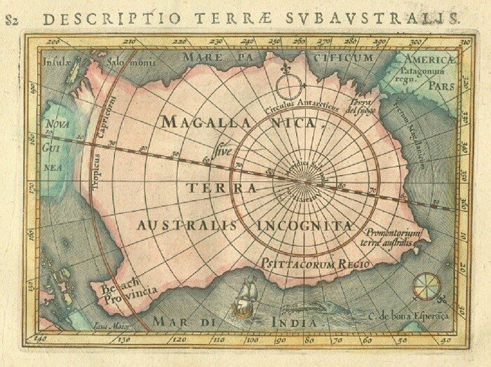  
Карта Terra Australis Incognita. | Фото: colors.life.
В разные исторические периоды, рассматривая древние карты, люди пытались найти легендарные, богатые территории. Но, зачастую, плавая по морям и океанам, многие сбивались с пути и приставали к берегам совсем не тех земель, которые искали. Именно из-за таких путаниц ледяная Гренландия стала «Зеленой землей», а Австралия – самым южным материком.