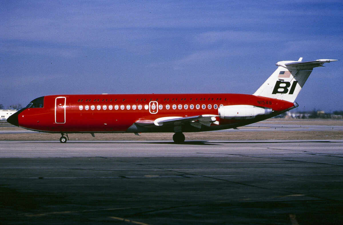 BAC 1-11 в красной ливрее Braniff Int.
