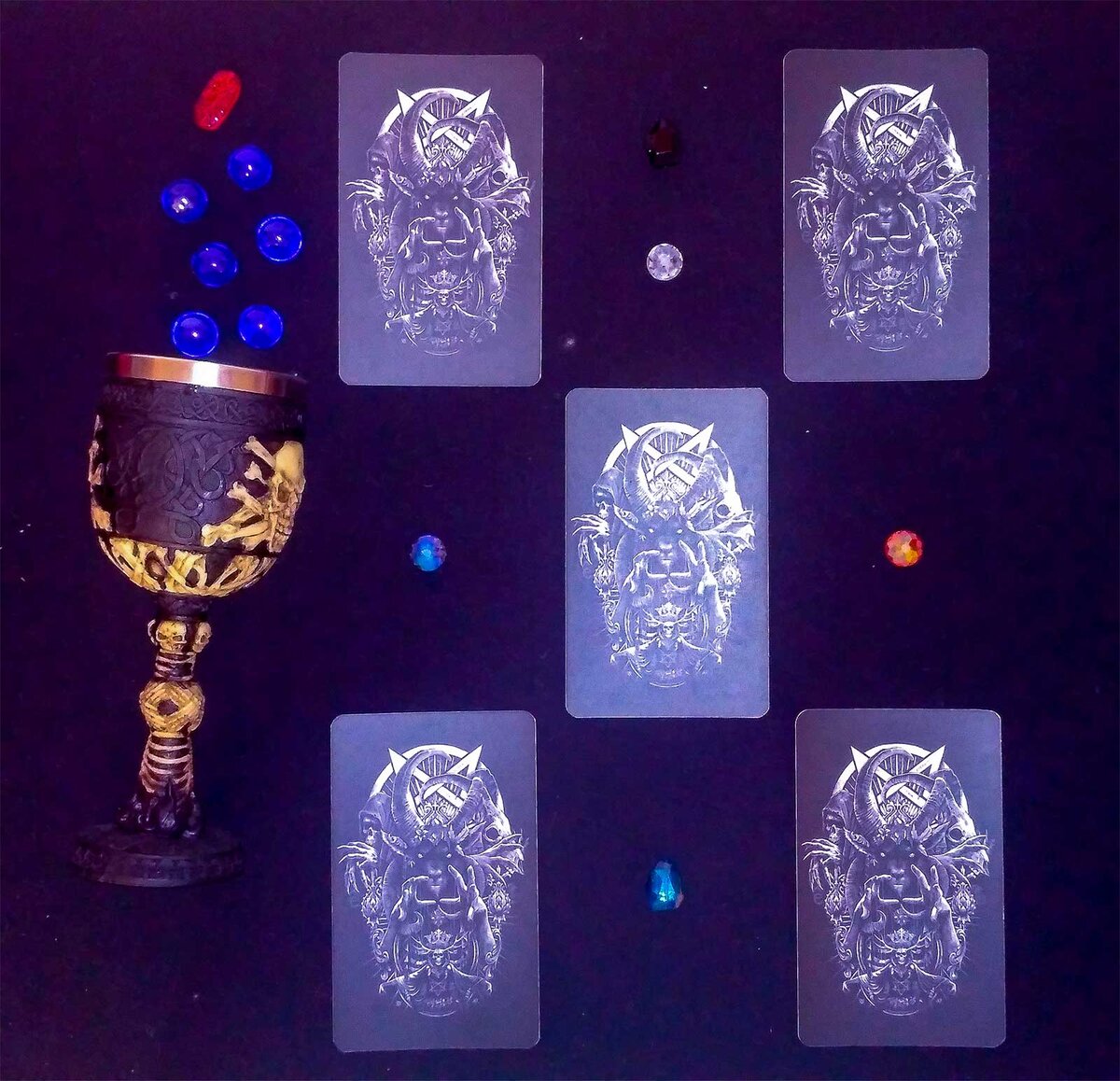 Расклад на обнаружение измены. Сосредоточьтесь на картах.