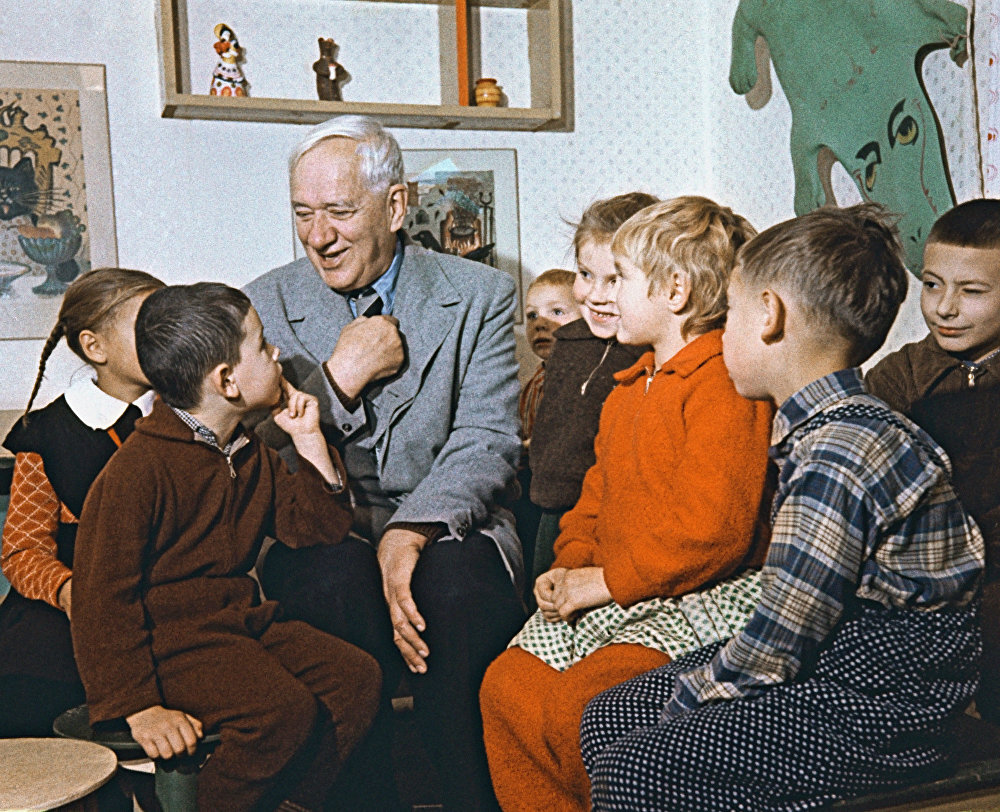 Вокруг Чуковского всегда были дети. Это много значит.