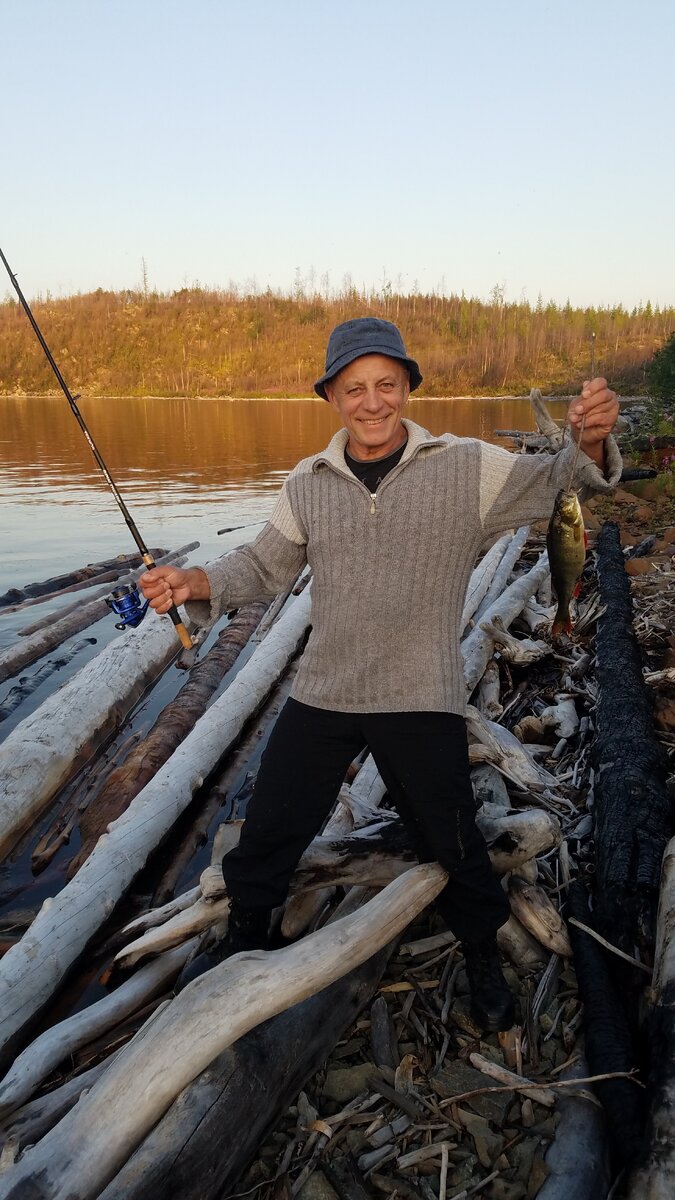 Сергей из Минска. Первый улов на первой стоянке... Курейское водохранилице или болотохранилище, как его называли наши сопровождающие! (фото автора, 06.08.2019)