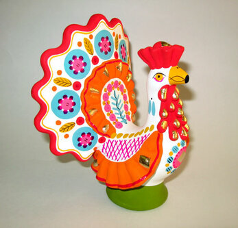 Индюк — красочный, словно павлин, с характерной бородкой, украшенной золотой поталью. Размеры могут быть разными: от крошечных 5 см до внушительных 40 см. Источник: щи.ру