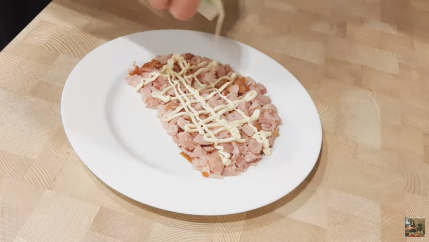 Выкладываю нарезанное куриное филе 