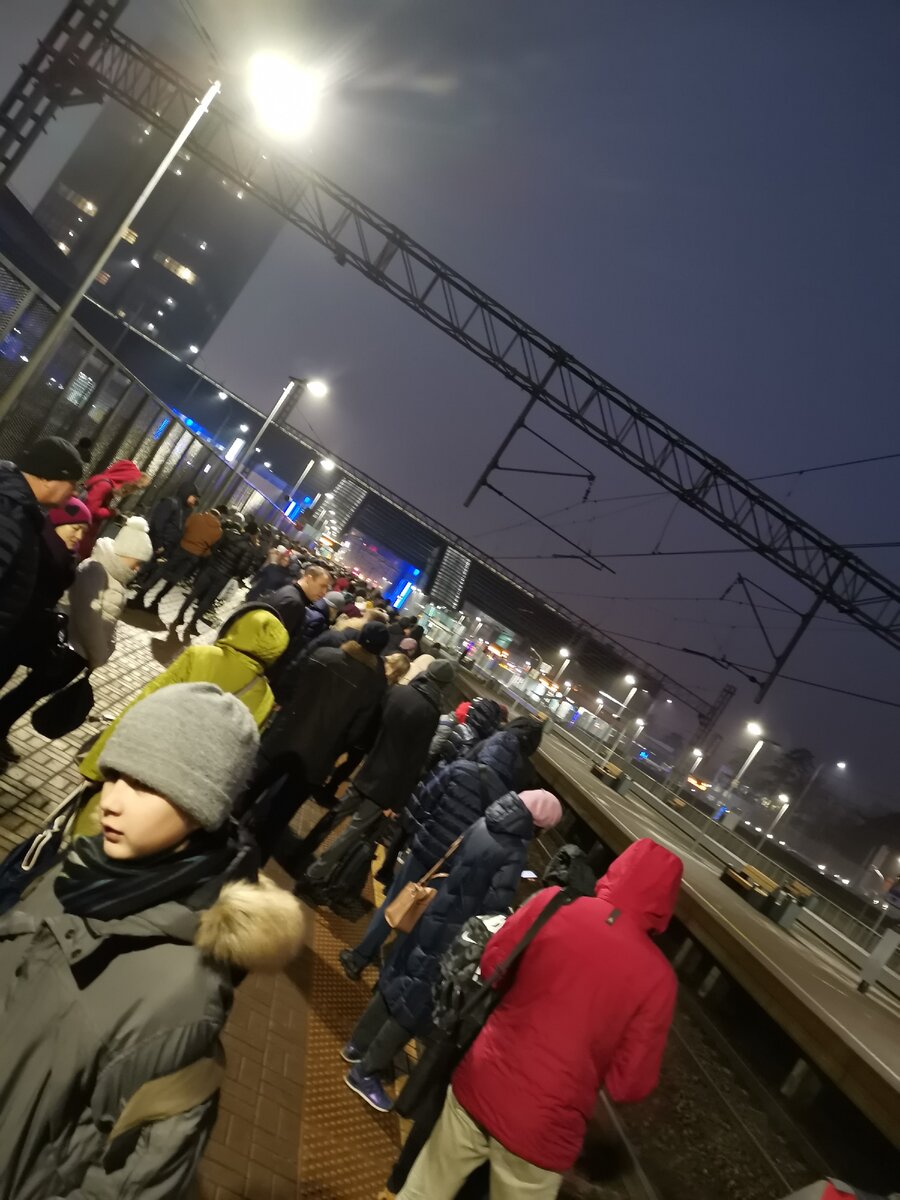 Толпа на станции "Сколково" 