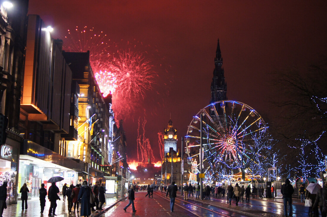 Канун нового года в шотландии. Праздник в Шотландии Hogmanay. Хогманай в Шотландии. Хогманай в Великобритании. Эдинбург праздник Хогманай.