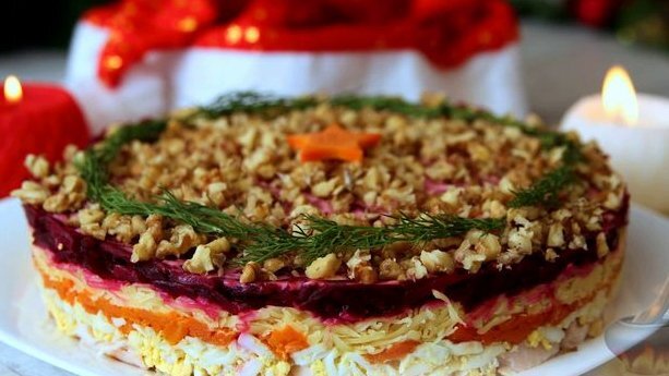 Шикарное новогоднее угощение вы поставите на стол, если приготовите салат по данному рецепту. Да и в другие праздники блюдо не потеряется среди закусок.