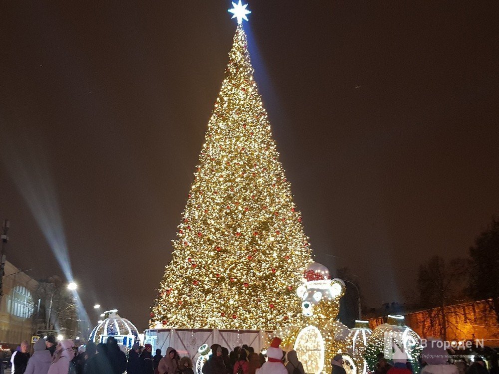Рождественская елка Dior в парижском отеле Plaza Athenee