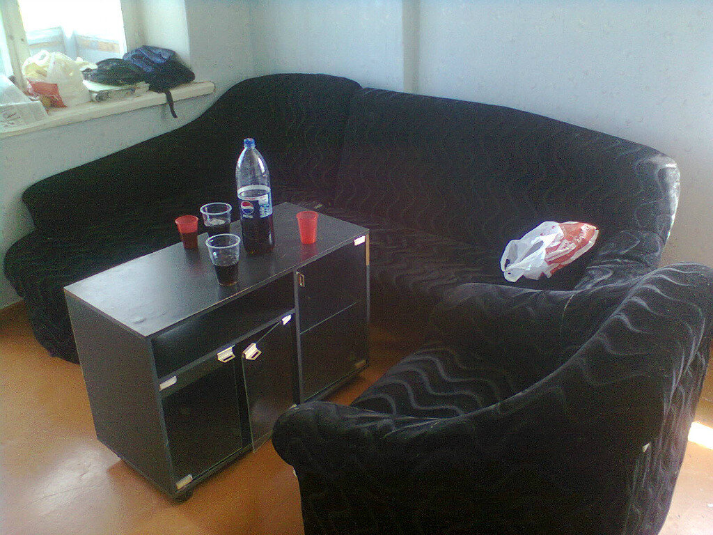 Процесс обсуждения и проставления за мебель. Бутылку виски, я убрал за столик из кадра, дабы не рекламировать бренд одного боксера. Он мне за рекламу не залпатил ни цента.