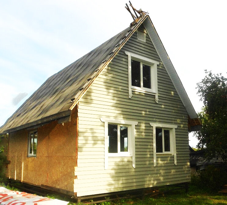 Вентилируемый фасад с наружной отделкой обрезной крашеной доской, лежащей "ёлочкой", или "американкой" Источник фото www.forumhouse.ru. 