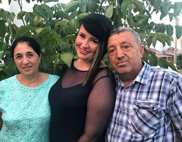 Саша Оганесян (Черно) с родителями Иосифа (фото из Instagram)