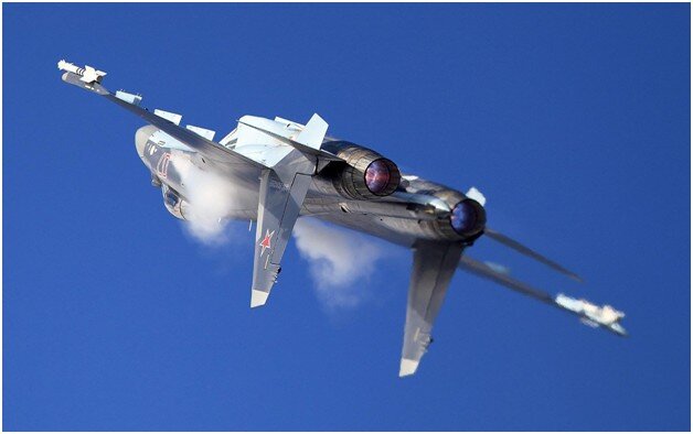 Рулить двигателями гораздо быстрее, чем оперением. Су-35 отклоняет сопла и вверх-вниз, и по сторонам, поэтому в ближнем бою у него 100% преимущество .