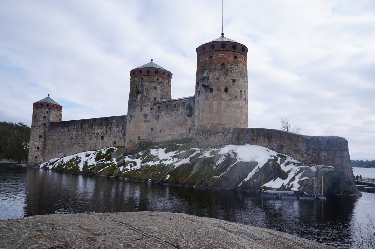 Крепость Олавинлинна, или Олафсборг, находится в небольшом финском городе Савонлинна, в 339 километрах от Хельсинки и в 371 километре от Санкт-Петербурга.