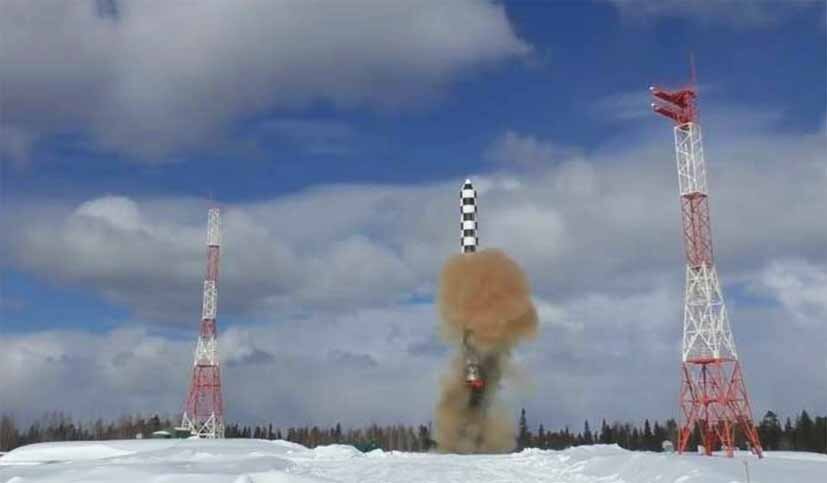 Второй испытательный пуск «Сармата». Плесецк, март 2018 г. ПАД отработал штатно. Отчетливо виден его черный дым. Рыжее облако говорит о том, что ракета уже имеет и маршевые двигатели, и топливо, избытки которого стравливаются через клапаны после выхода ракеты из ШПУ
